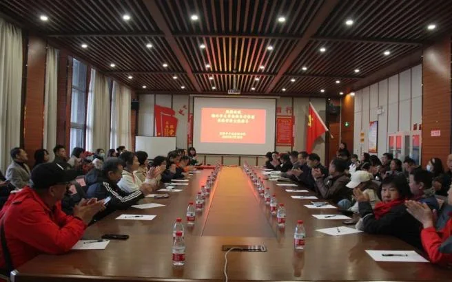 Overseas Chinese school principals at a delegation meeting